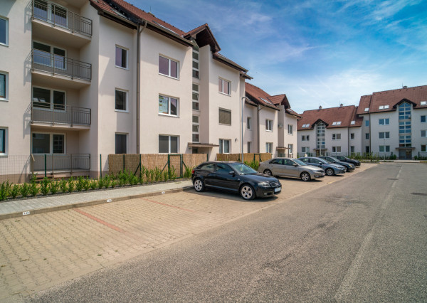 Na prenájom nový 2-izbový byt s predzáhradkou a parkingom v obci Zavar