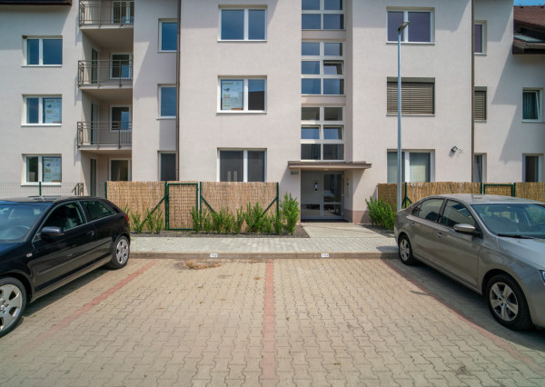 Na prenájom nový 2-izbový byt s predzáhradkou a parkingom v obci Zavar
