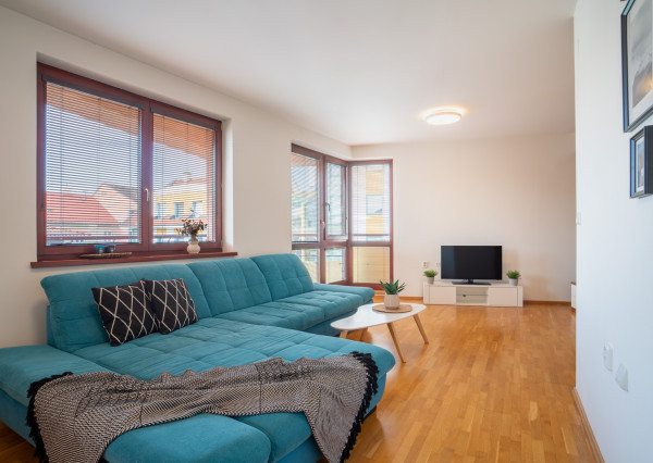 Na prenájom slnečný, kompletne zariadený 3-izbový byt s balkónom v Malackách