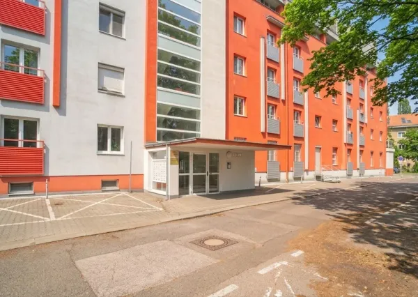 Na predaj 2-izbový byt s parkingom pri OC Nivy, Bratislava