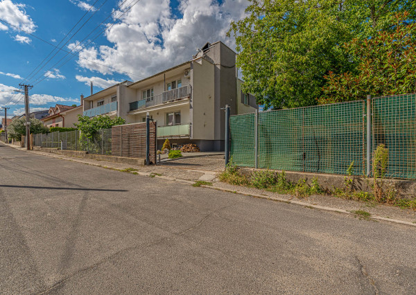 Na predaj 4-IZBOVÝ BYT S VLASTNÝM POZEMKOM, BAZÉNOM, WELLNESS, GARÁŽOU A CHARAKTEROM RODINNÉHO DOMU V DEVÍNSKEJ NOVEJ VSI