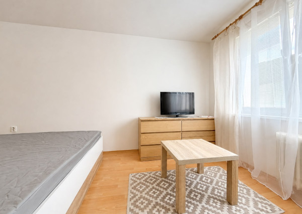 Na prenájom zariadený 1-izbový byt s balkónom v Trenčianskych Tepliciach – ulica SNP