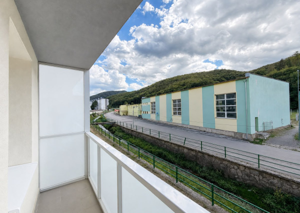 Na prenájom zariadený 1-izbový byt s balkónom v Trenčianskych Tepliciach – ulica SNP