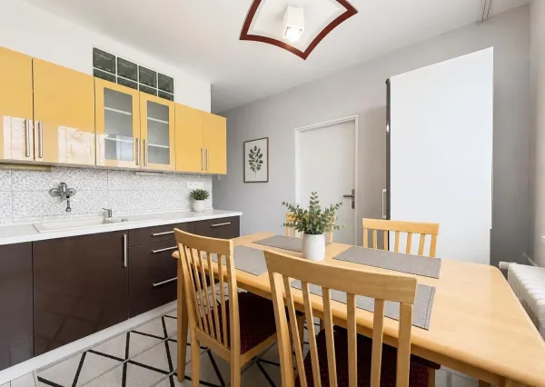 Na prenájom čiastočne zrekonštruovaný 2-izbový byt s balkónom v Poprade