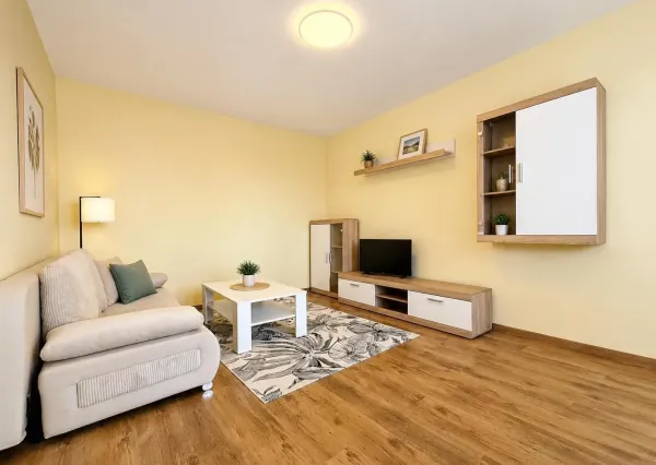 Na prenájom čiastočne zrekonštruovaný 2-izbový byt s balkónom v Poprade