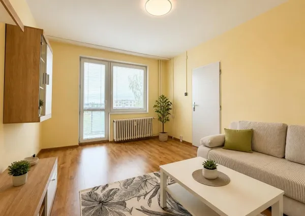 Na prenájom čiastočne zrekonštruovaný 2-izbový byt s balkónom v Poprade