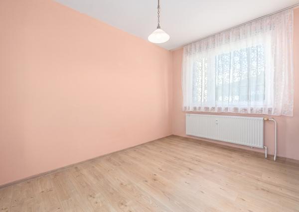Na predaj svetlý 3-izbový byt s balkónom v Karlovej Vsi – blízko lesa a centra