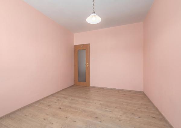 Na predaj svetlý 3-izbový byt s balkónom v Karlovej Vsi – blízko lesa a centra