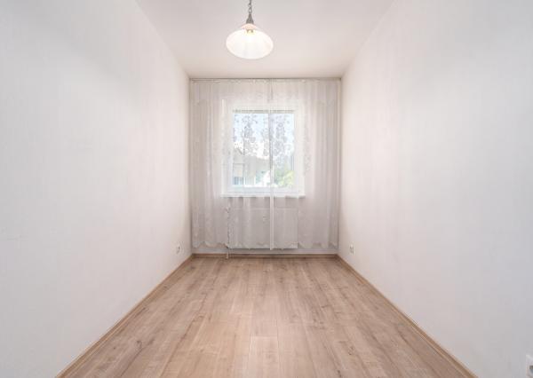 Na predaj svetlý 3-izbový byt s balkónom v Karlovej Vsi – blízko lesa a centra