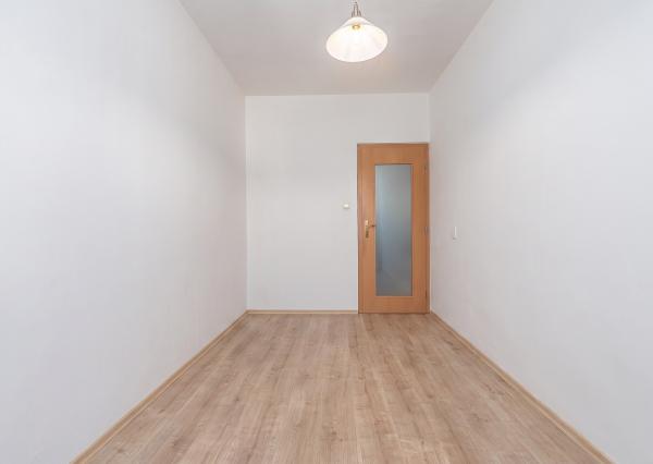 Na predaj svetlý 3-izbový byt s balkónom v Karlovej Vsi – blízko lesa a centra