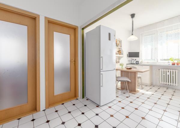 Na predaj svetlý 3-izbový byt s balkónom v Karlovej Vsi – blízko lesa a centra