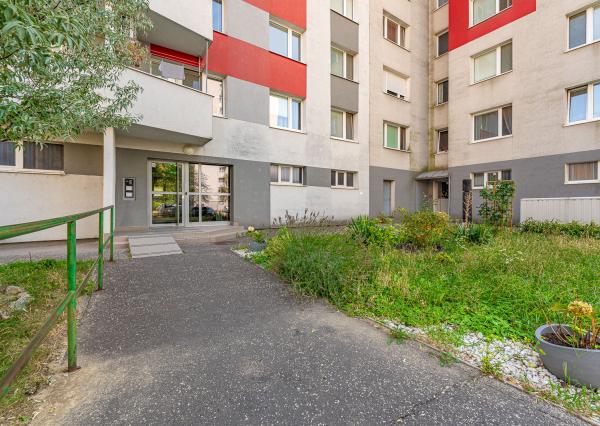 Na predaj svetlý 3-izbový byt s balkónom v Karlovej Vsi – blízko lesa a centra