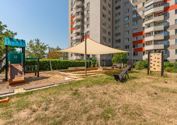 Na predaj svetlý 3-izbový byt s balkónom v Karlovej Vsi – blízko lesa a centra