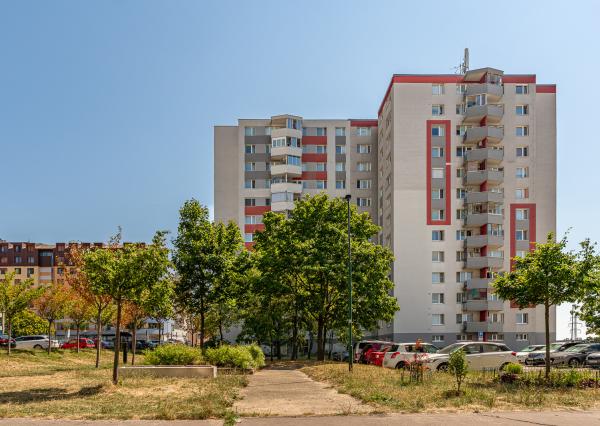 Na predaj svetlý 3-izbový byt s balkónom v Karlovej Vsi – blízko lesa a centra