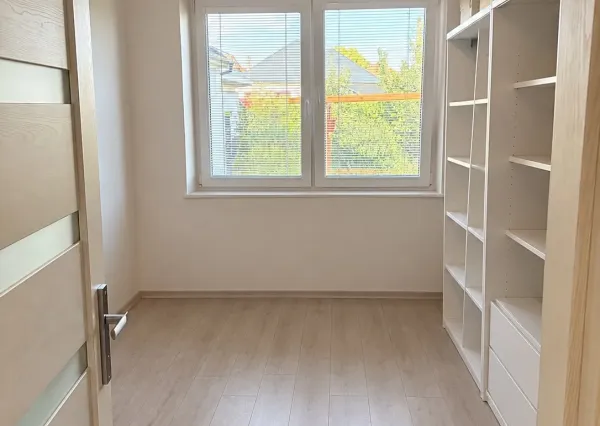NA PREDAJ PRIESTRANNÝ 4-IZBOVÝ BYT SO ZÁHRADKOU V BLÍZKOSTI SENCA