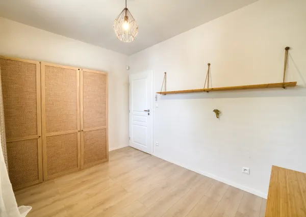 EXKLUZÍVNE na prenájom 2-izbový byt so záhradou a parkovaním vo Vajnoroch