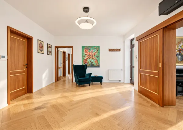 Na predaj veľkorysý rodinný dom s bazénom a dvojgarážou v Pezinku