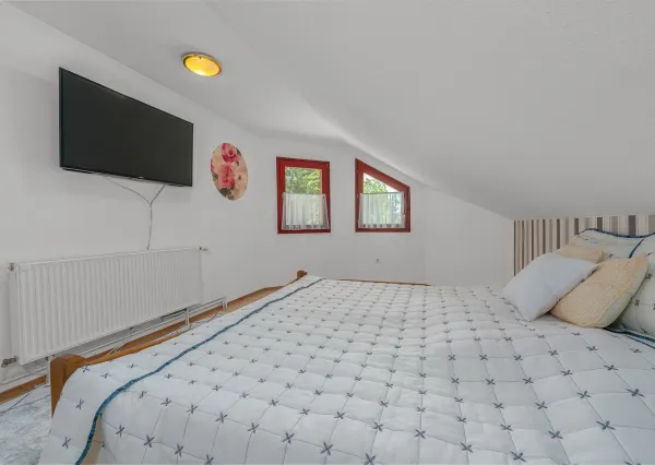 Na predaj rodinný dom s bazénom, saunou a miestom pri vode v Kisbodaku