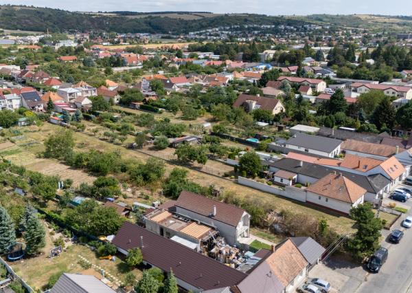 Na predaj investičná nehnuteľnosť – pozemok pre bytovú výstavbu alebo rodinný dom v tichej časti Hlohovca
