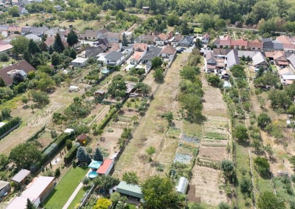 Na predaj investičná nehnuteľnosť – pozemok pre bytovú výstavbu alebo rodinný dom v tichej časti Hlohovca