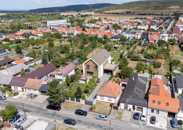Na predaj investičná nehnuteľnosť – pozemok pre bytovú výstavbu alebo rodinný dom v tichej časti Hlohovca
