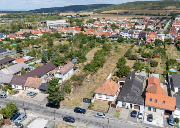 Na predaj investičná nehnuteľnosť – pozemok pre bytovú výstavbu alebo rodinný dom v tichej časti Hlohovca