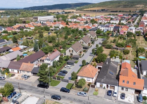 Na predaj investičná nehnuteľnosť – pozemok pre bytovú výstavbu alebo rodinný dom v tichej časti Hlohovca