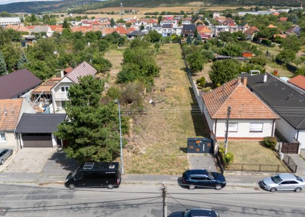 Na predaj investičná nehnuteľnosť – pozemok pre bytovú výstavbu alebo rodinný dom v tichej časti Hlohovca
