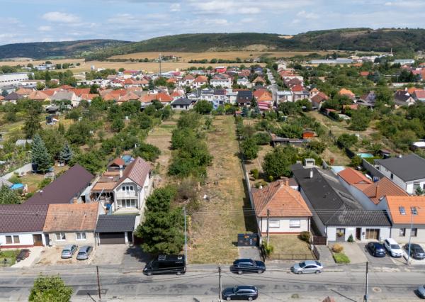 Na predaj investičná nehnuteľnosť – pozemok pre bytovú výstavbu alebo rodinný dom v tichej časti Hlohovca
