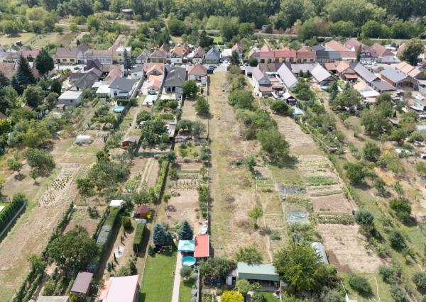 Na predaj investičná nehnuteľnosť – pozemok pre bytovú výstavbu alebo rodinný dom v tichej časti Hlohovca