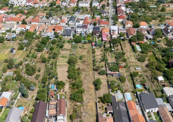 Na predaj investičná nehnuteľnosť – pozemok pre bytovú výstavbu alebo rodinný dom v tichej časti Hlohovca