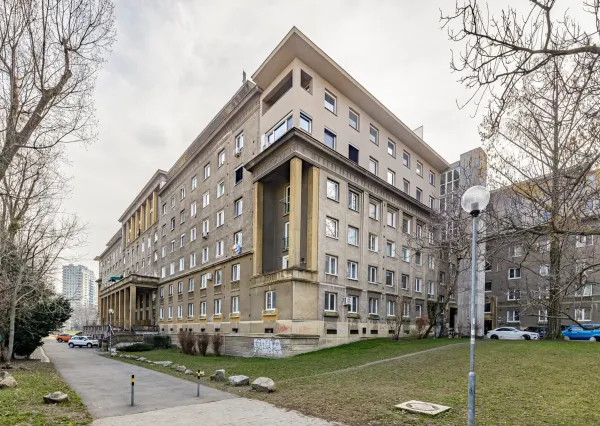 Na predaj 2-izbový byt s výnimočnou 60 m² terasou na Miletičovej v Bratislave