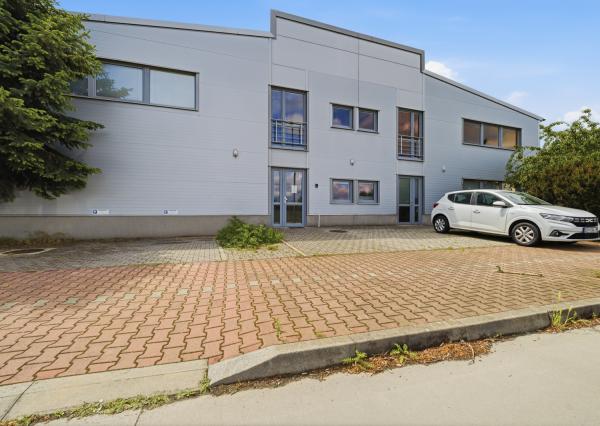 Na prenájom priestranná kancelária s parkovaním pri obchvate Trnava-Zavarská