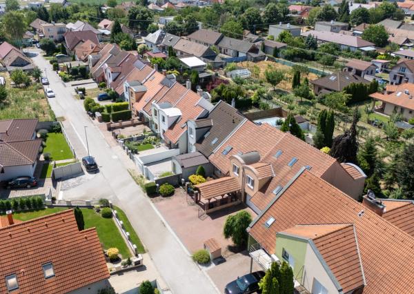 Na predaj trojpodlažný rodinný dom v štýle dvojdomu v Šintave