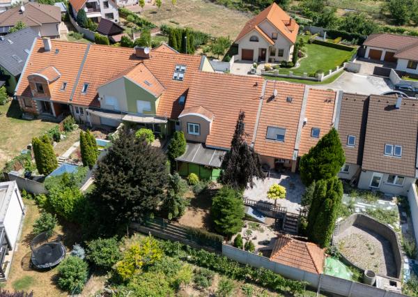 Na predaj trojpodlažný rodinný dom v štýle dvojdomu v Šintave