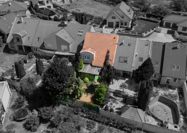Na predaj trojpodlažný rodinný dom v štýle dvojdomu v Šintave