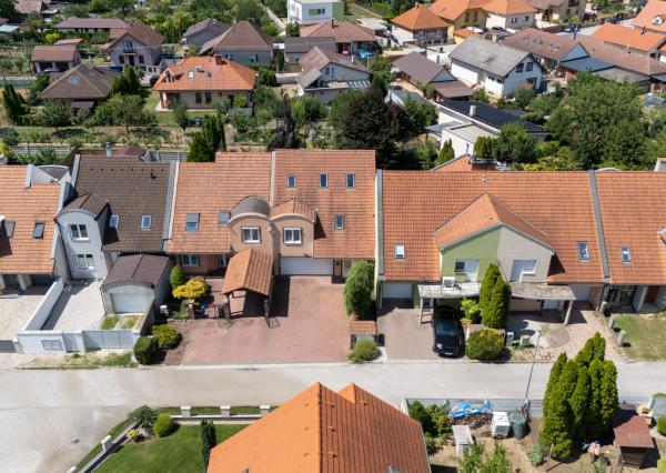 Na predaj trojpodlažný rodinný dom v štýle dvojdomu v Šintave