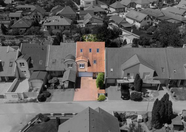 Na predaj trojpodlažný rodinný dom v štýle dvojdomu v Šintave