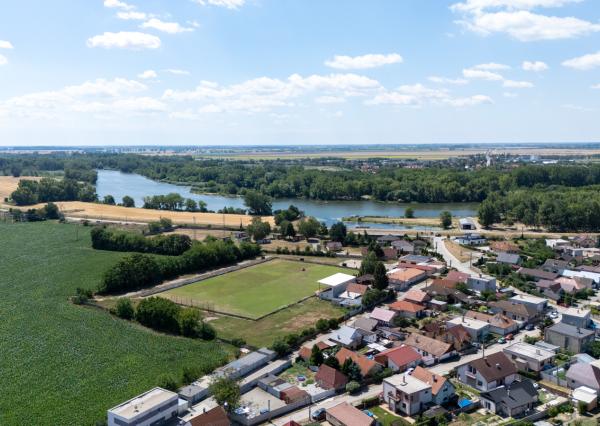 Na predaj trojpodlažný rodinný dom v štýle dvojdomu v Šintave