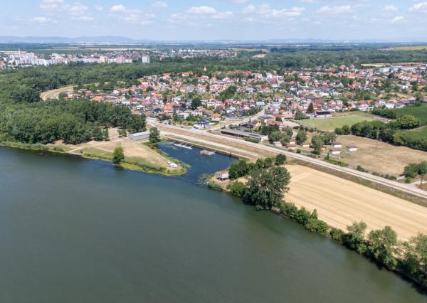 Na predaj trojpodlažný rodinný dom v štýle dvojdomu v Šintave