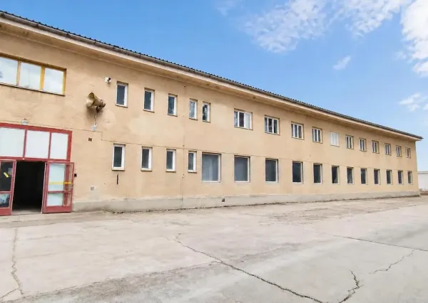 Na predaj administratívna budova s investičným potenciálom v Bánovciach nad Bebravou