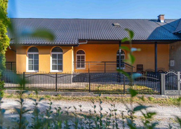 Na predaj kompletne zrekonštruovaný 3-izbový rodinný dom s dvojgarážou , Mokrá Lúka