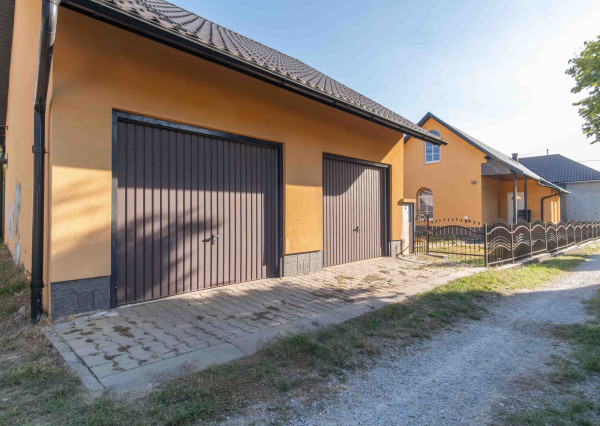 Na predaj kompletne zrekonštruovaný 3-izbový rodinný dom s dvojgarážou , Mokrá Lúka