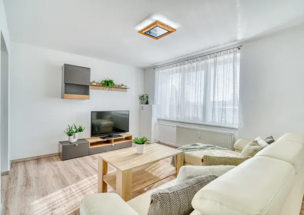 Na predaj zrekonštruovaný 2-izbový byt s balkónom a pivnicou - VEĽKÉ LEVÁRE