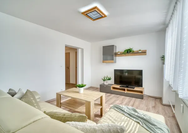 Na predaj zrekonštruovaný 2-izbový byt s balkónom a pivnicou - VEĽKÉ LEVÁRE