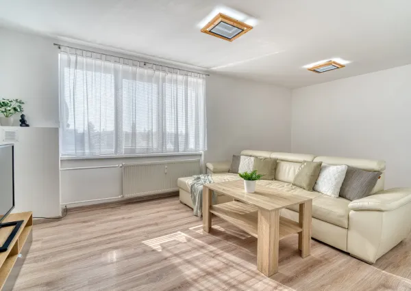 Na predaj zrekonštruovaný 2-izbový byt s balkónom a pivnicou - VEĽKÉ LEVÁRE