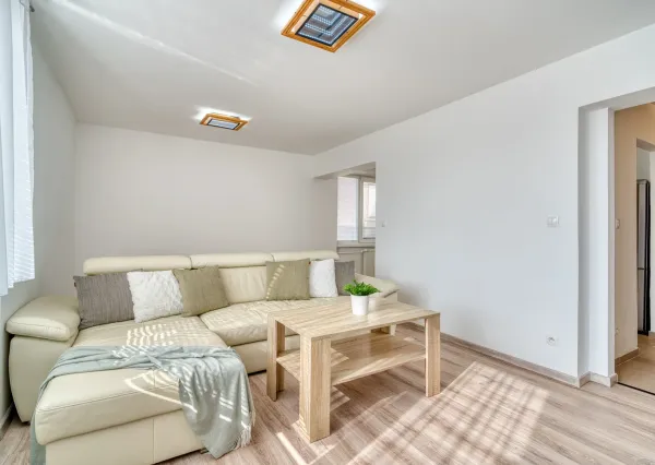 Na predaj zrekonštruovaný 2-izbový byt s balkónom a pivnicou - VEĽKÉ LEVÁRE