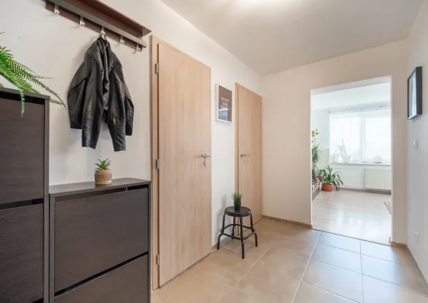 Na predaj zrekonštruovaný 2-izbový byt s balkónom a pivnicou - VEĽKÉ LEVÁRE