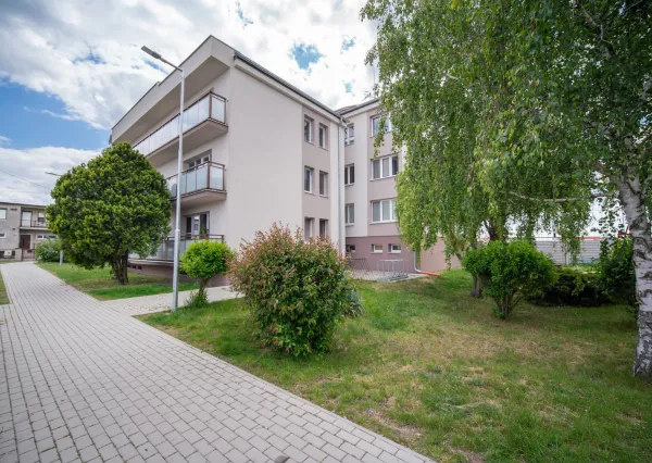 Na predaj zrekonštruovaný 2-izbový byt s balkónom a pivnicou - VEĽKÉ LEVÁRE