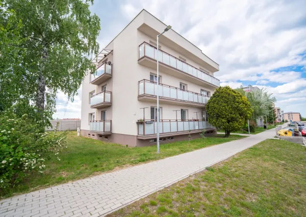 Na predaj zrekonštruovaný 2-izbový byt s balkónom a pivnicou - VEĽKÉ LEVÁRE